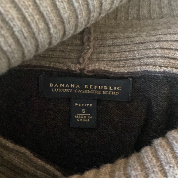 Banana Republic Sweater - Picture 2 of 4